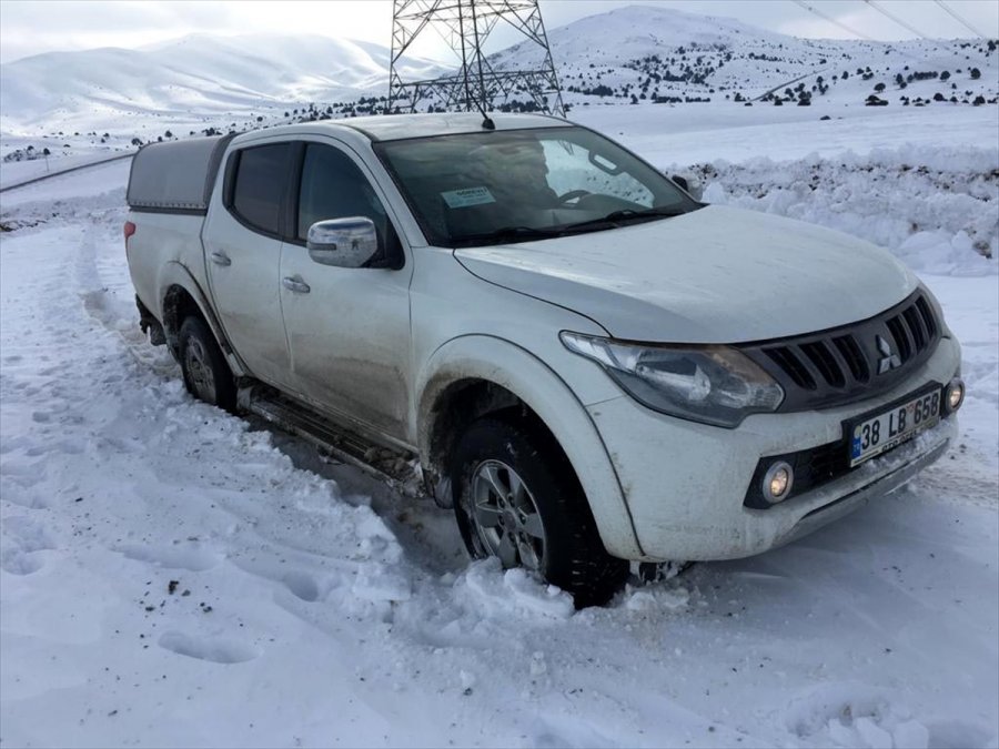 Kayseri'de Sağlık Çalışanları Karlı Yolları Aşarak 84 Yaşındaki Kadının Kovid-19 Aşısını Yaptı