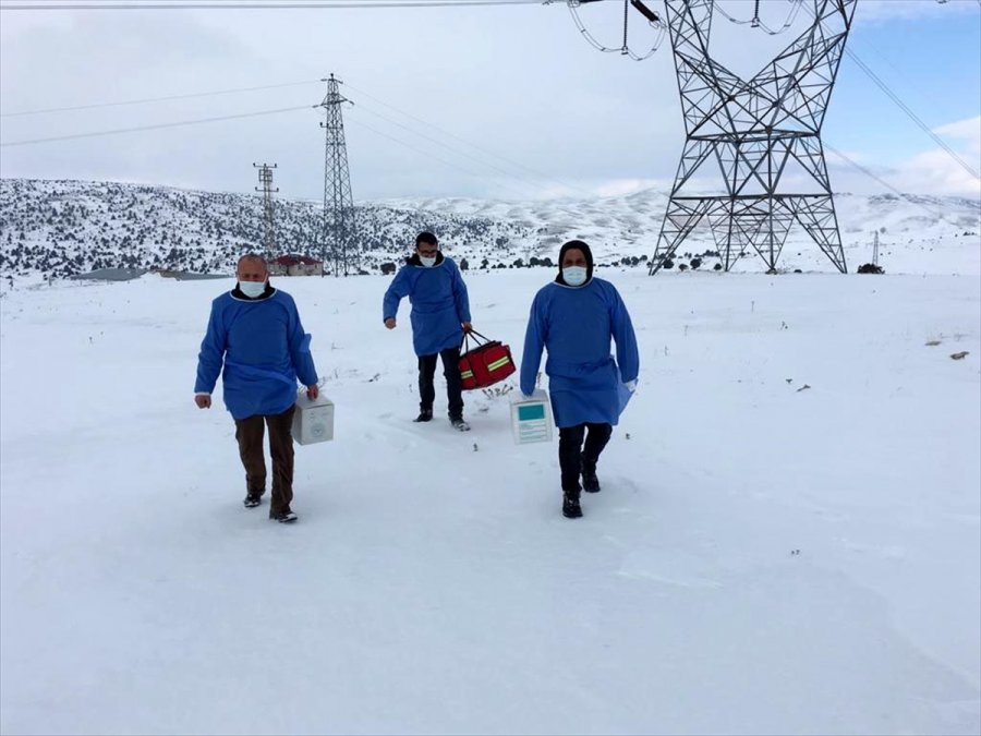 Kayseri'de Sağlık Çalışanları Karlı Yolları Aşarak 84 Yaşındaki Kadının Kovid-19 Aşısını Yaptı