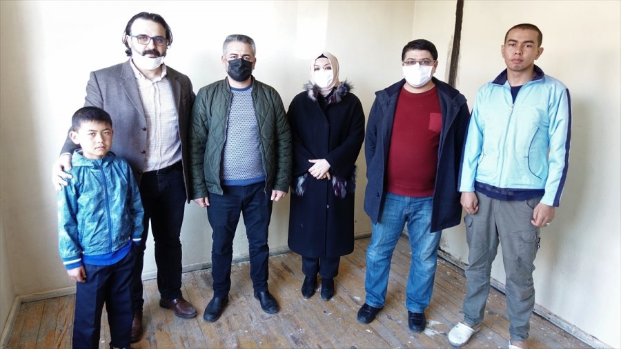 Konya'da Dört Arkadaş, İhtiyaç Sahibi Ailelerin Yuvasına Mutluluk Taşıyor