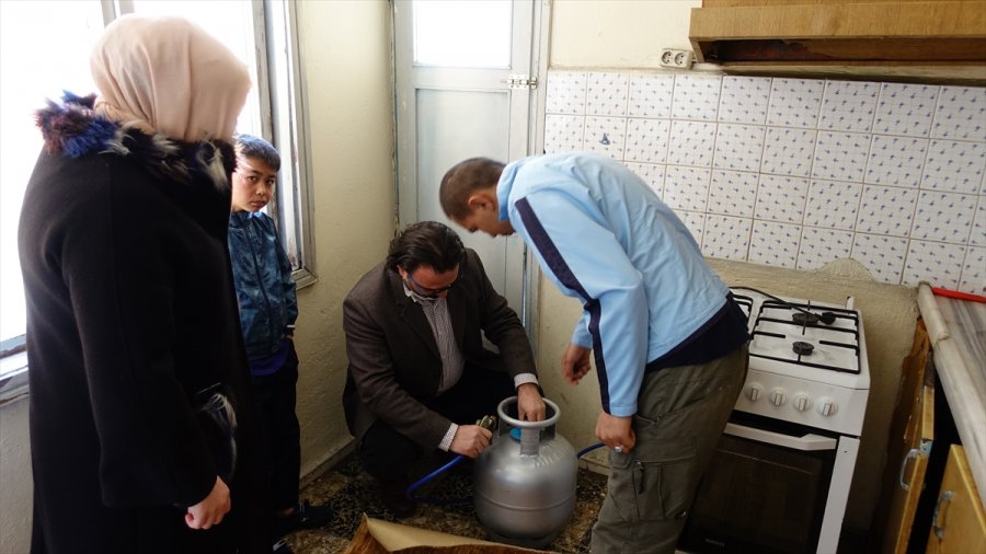 Konya'da Dört Arkadaş, İhtiyaç Sahibi Ailelerin Yuvasına Mutluluk Taşıyor