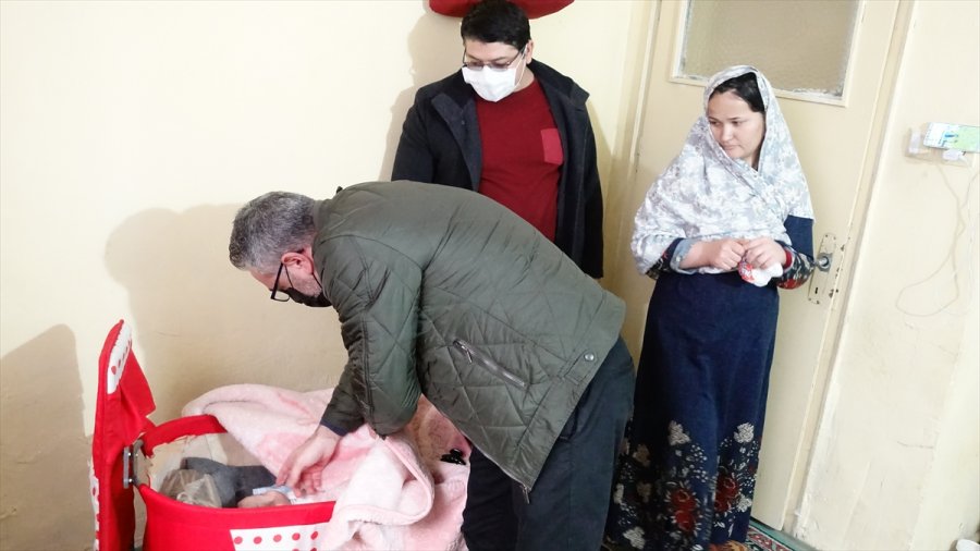 Konya'da Dört Arkadaş, İhtiyaç Sahibi Ailelerin Yuvasına Mutluluk Taşıyor