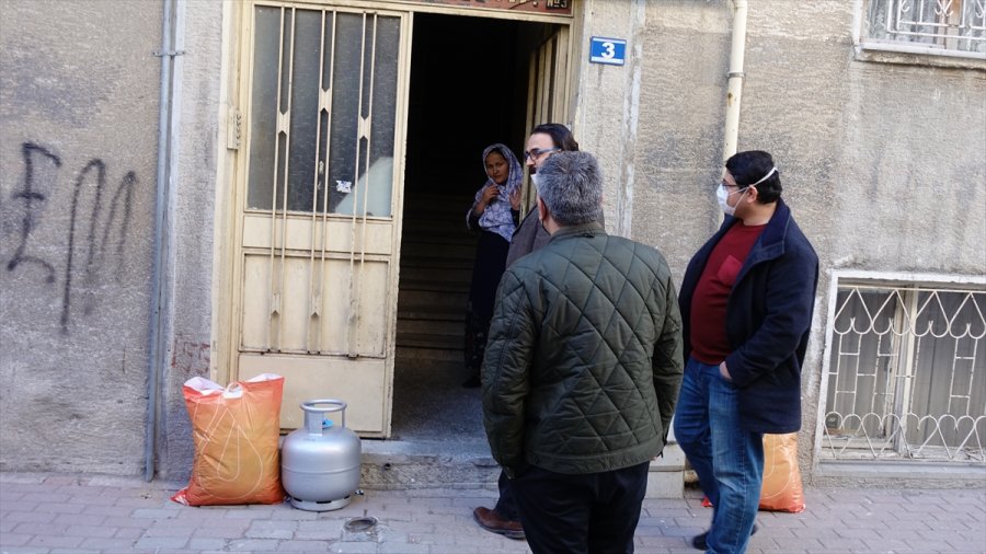 Konya'da Dört Arkadaş, İhtiyaç Sahibi Ailelerin Yuvasına Mutluluk Taşıyor