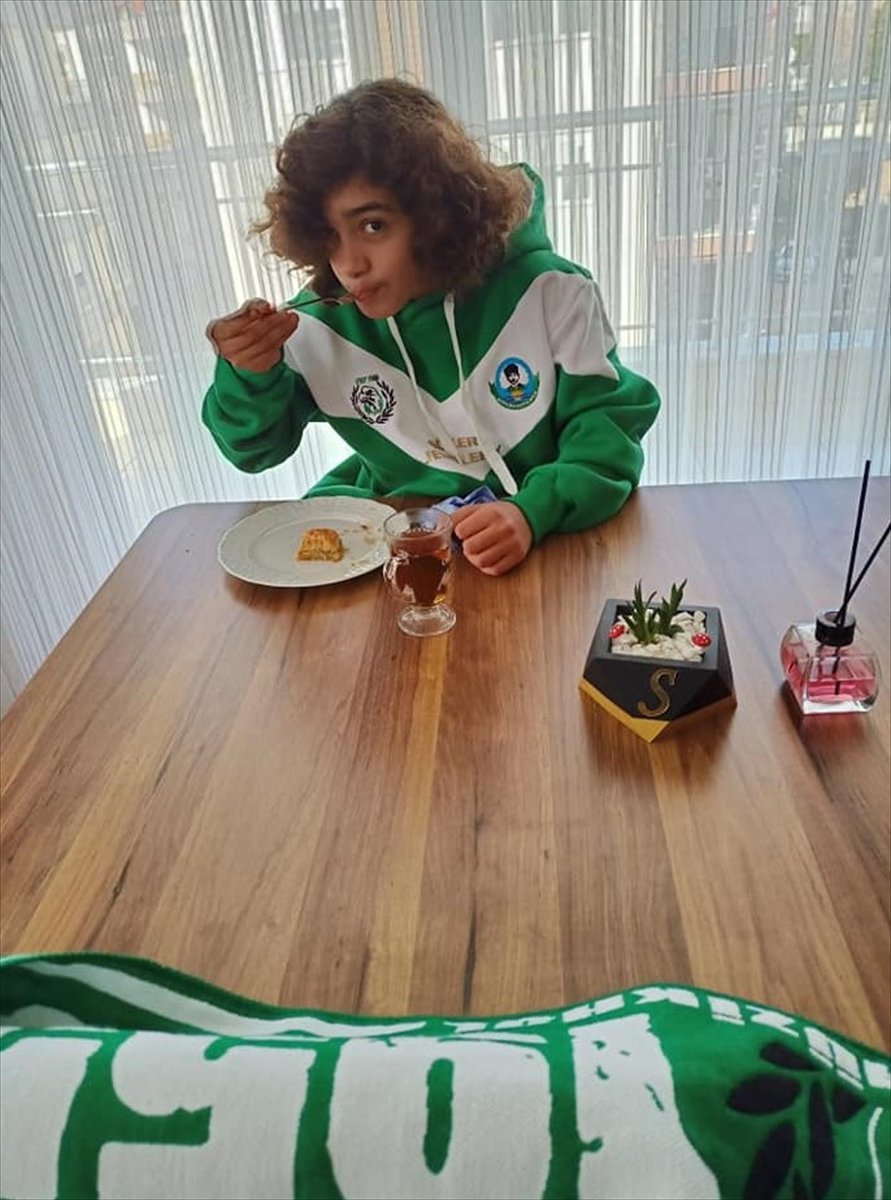 Serik'te Bir Grup Taraftar, Otizmli Kuzey Kaan Saka İçin Doğum Günü Sürprizi Yaptı