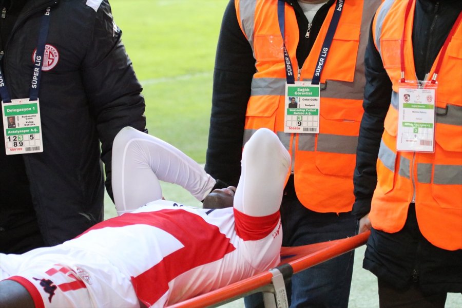 Gaziantep Maçında Sakatlanıp Hastaneye Kaldırılan Antalyasporlu Orgill, Kafileyle Antalya'ya Dönecek