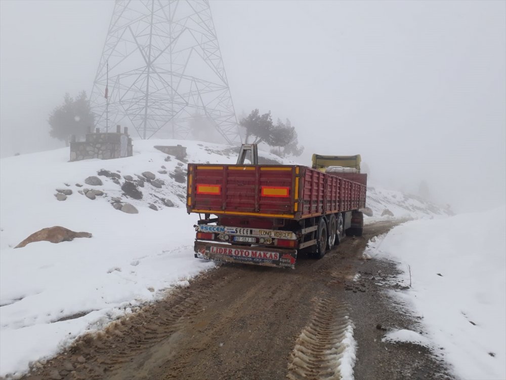 Antalya'da Kar Yağışı Nedeniyle Dağ Yolunda Mahsur Kalan Tır Şoförü Kurtarıldı