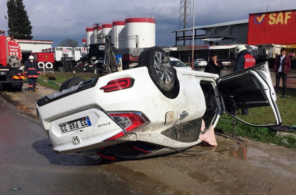 Mersin'de Devrilen Otomobilin Sürücüsü Yaralandı