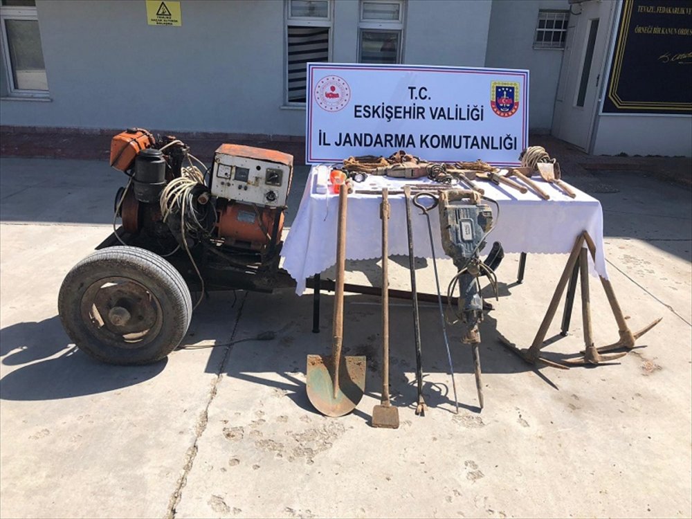 Eskişehir'de İzinsiz Kazı Yaptıkları İddiasıyla 1'i İran Uyruklu 8 Zanlı Yakalandı