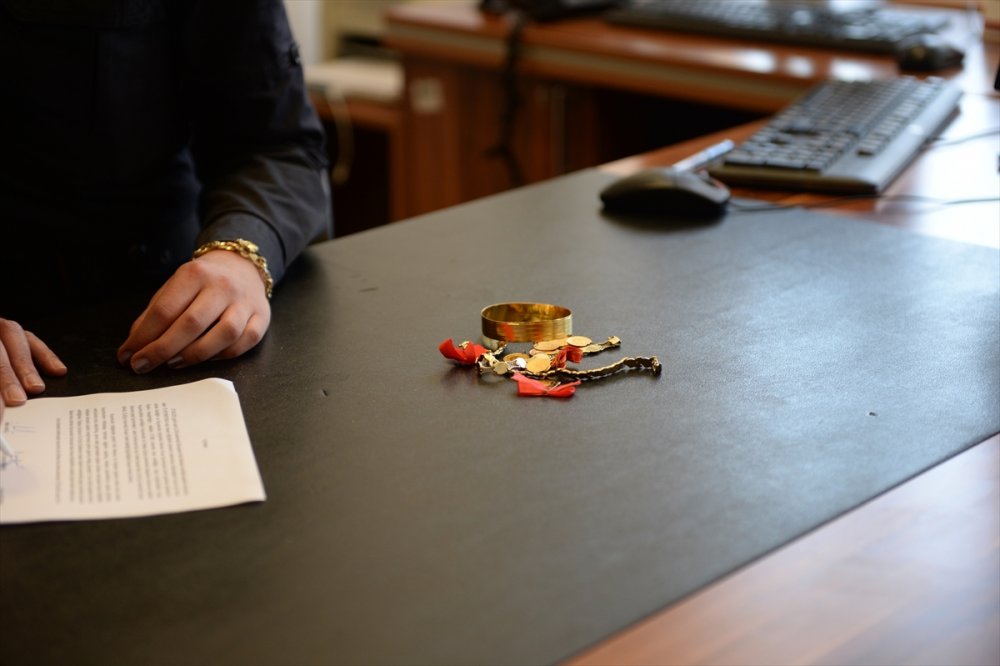 Eskişehir'de Yaşlı Adamın Yolda Düşürdüğü 27 Bin Liralık Altını Polis Ekipleri Buldu