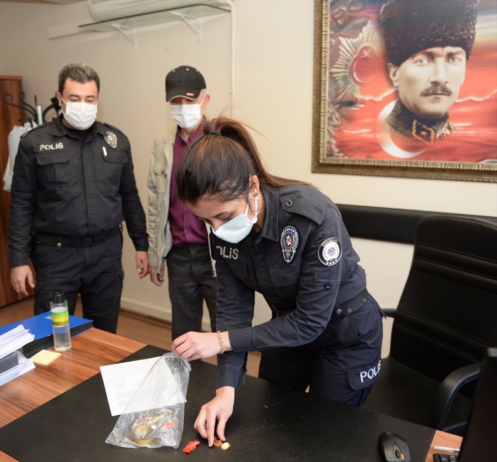 Eskişehir'de Yaşlı Adamın Yolda Düşürdüğü 27 Bin Liralık Altını Polis Ekipleri Buldu