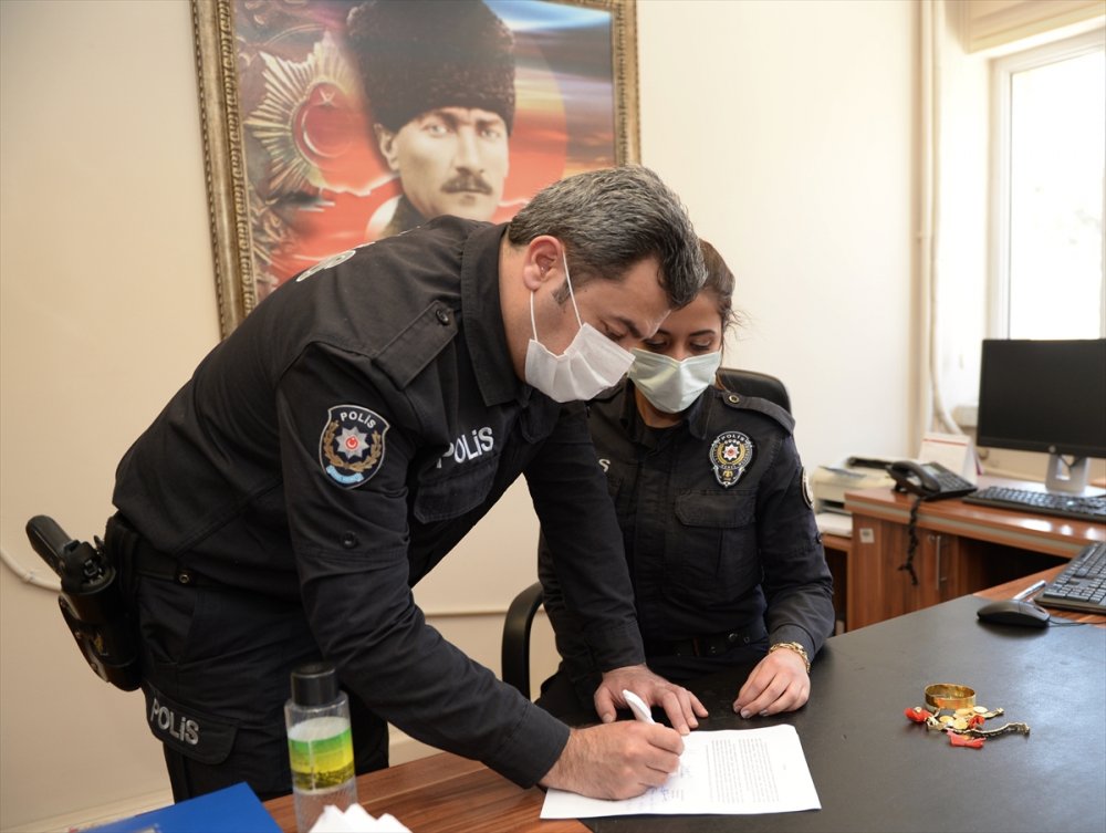 Eskişehir'de Yaşlı Adamın Yolda Düşürdüğü 27 Bin Liralık Altını Polis Ekipleri Buldu