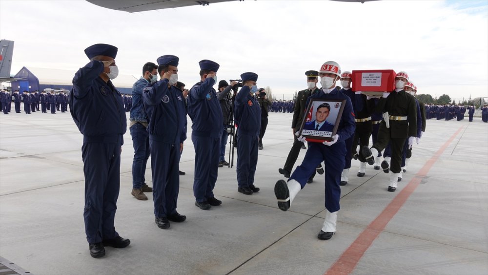 Konya'da Türk Yıldızları Uçağının Düşmesi Sonucu Şehit Olan Pilotun Naaşı Trabzon'a Uğurlandı