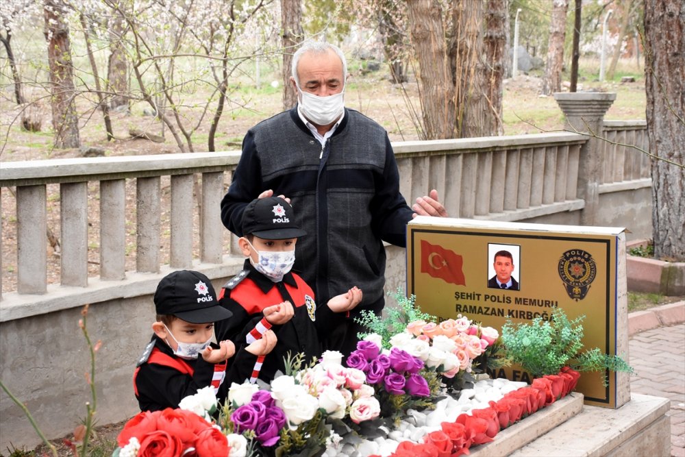 Şehit Polisin Çocukları Babalarının Mezarı Başında Selam Durdu