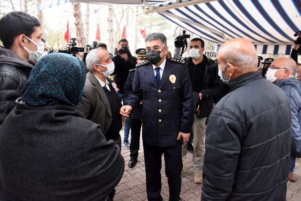 Şehit Polisin Çocukları Babalarının Mezarı Başında Selam Durdu