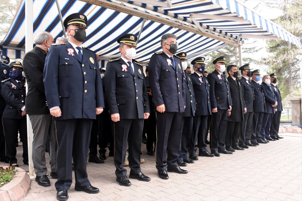 Şehit Polisin Çocukları Babalarının Mezarı Başında Selam Durdu