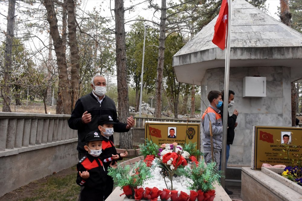 Şehit Polisin Çocukları Babalarının Mezarı Başında Selam Durdu