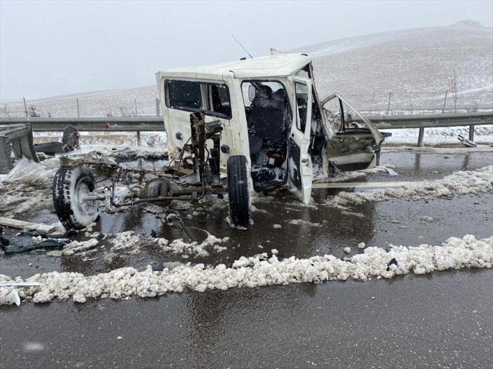 Niğde - Adana Otoyolunda Zincirleme Trafik Kazası