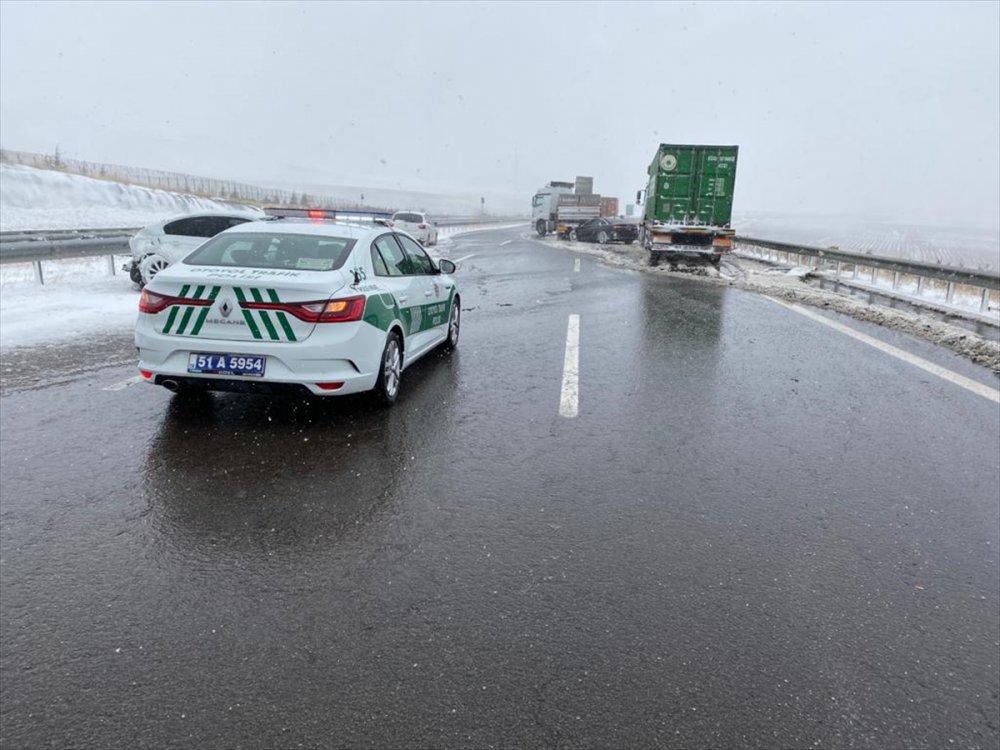 Niğde - Adana Otoyolunda Zincirleme Trafik Kazası