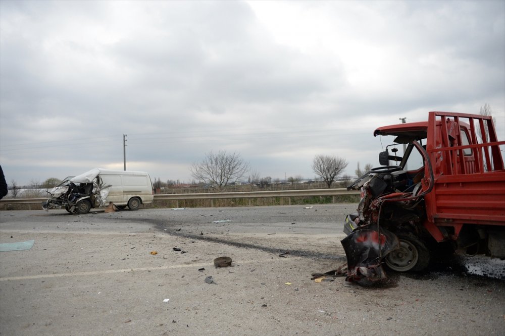 Eskişehir'de Minibüs İle Kamyonet Çarpıştı: 7 Yaralı