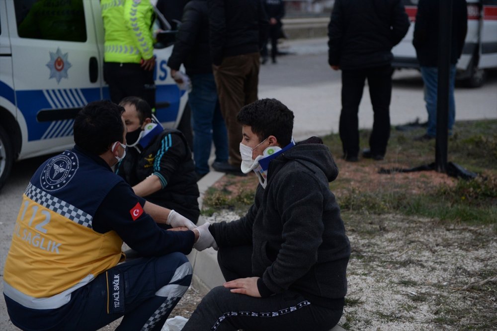 Eskişehir'de Minibüs İle Kamyonet Çarpıştı: 7 Yaralı