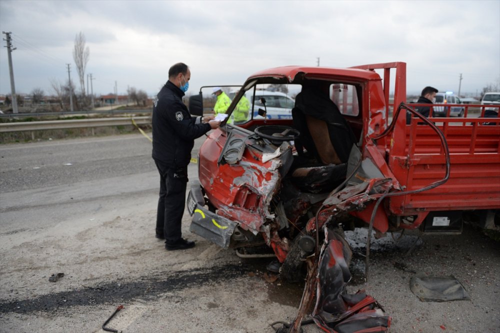 Eskişehir'de Minibüs İle Kamyonet Çarpıştı: 7 Yaralı