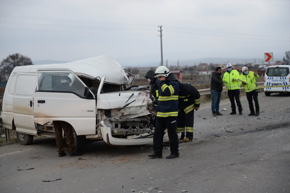Eskişehir'de Minibüs İle Kamyonet Çarpıştı: 7 Yaralı