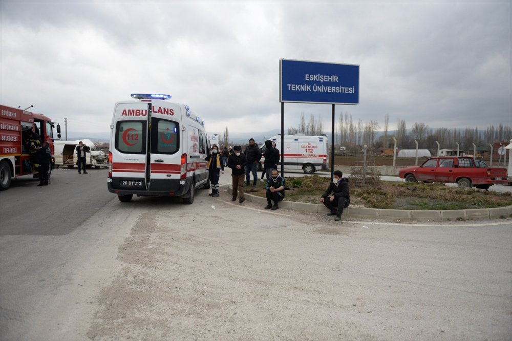 Eskişehir'de Minibüs İle Kamyonet Çarpıştı: 7 Yaralı