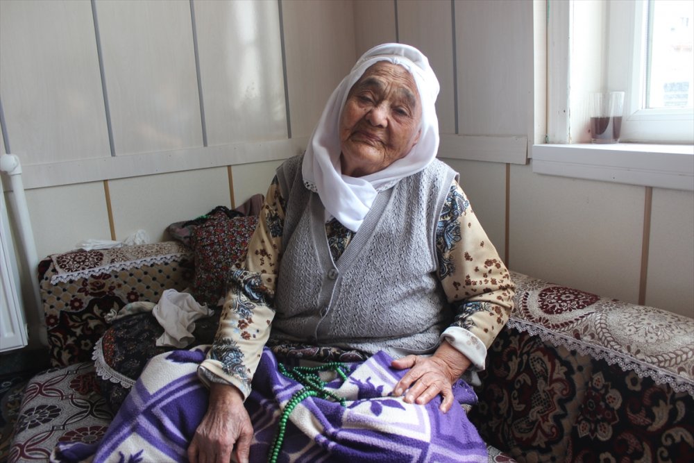 101 Yaşındaki Saadet Nine Torununun Torununu Gördü