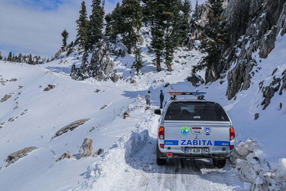 Antalya'da Kar Ve Tipi Yaylalarda Zor Anlar Yaşattı