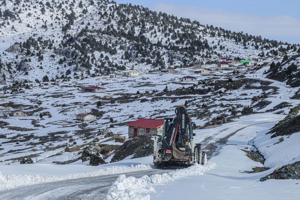 Antalya'da Kar Ve Tipi Yaylalarda Zor Anlar Yaşattı