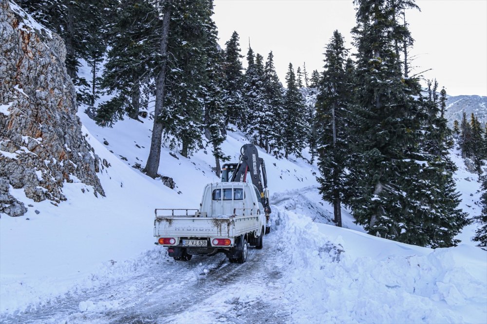 Antalya'da Kar Ve Tipi Yaylalarda Zor Anlar Yaşattı