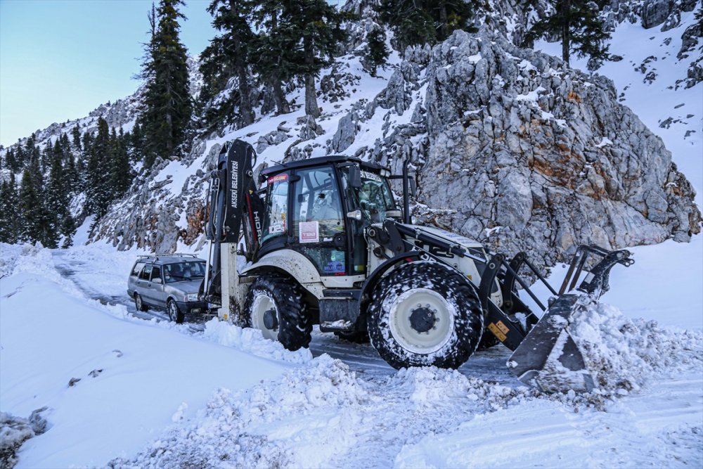 Antalya'da Kar Ve Tipi Yaylalarda Zor Anlar Yaşattı