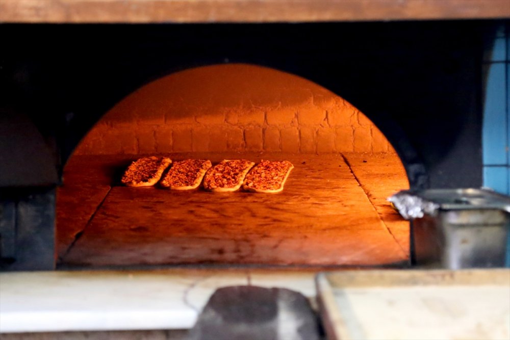 Konya’nın Etli Ekmeği Sille Taşıyla Kaplanan Fırınlarda Daha Lezzetli Pişiyor