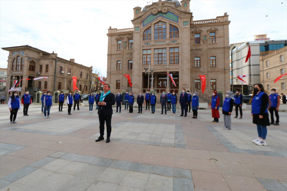 Aksaray Valisi Aydoğdu, Ünlü Sanatçılarla Yunus Emre'nin "gel Gör Beni Aşk Neyledi' Eserini Seslendirdi: