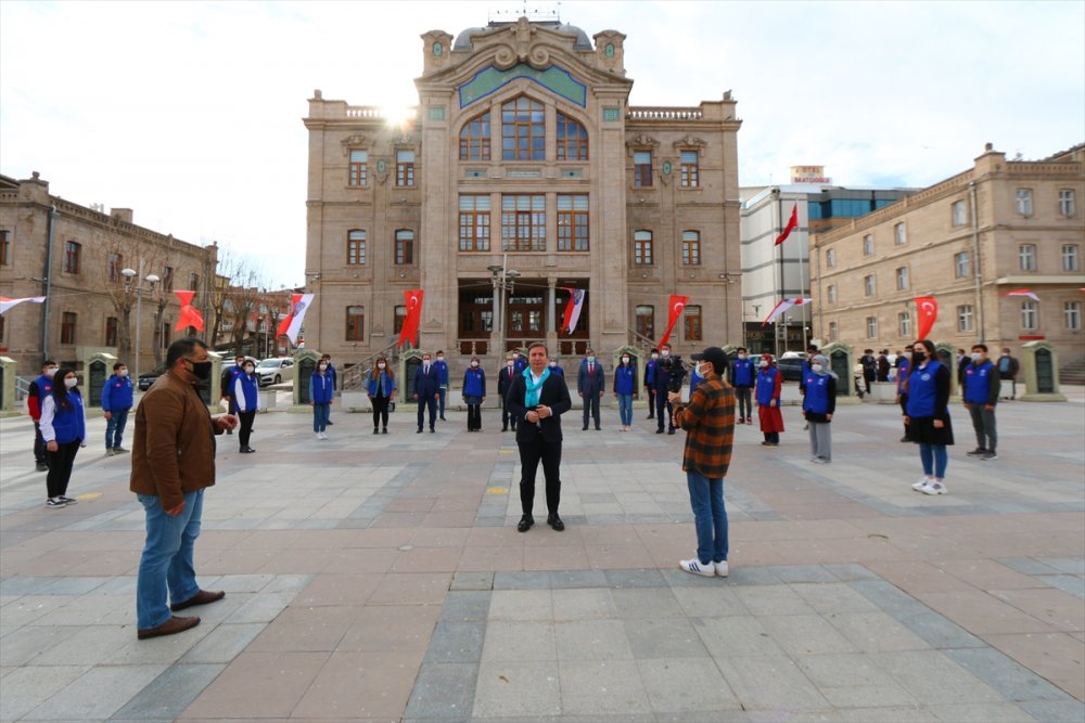 Aksaray Valisi Aydoğdu, Ünlü Sanatçılarla Yunus Emre'nin "gel Gör Beni Aşk Neyledi' Eserini Seslendirdi: