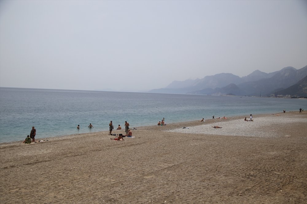 Antalya'da Sahiller Sokağa Çıkma Kısıtlamasından Muaf Tutulan Turistlere Kaldı