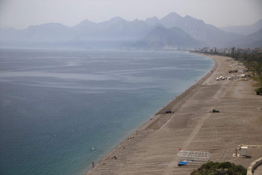 Antalya'da Sahiller Sokağa Çıkma Kısıtlamasından Muaf Tutulan Turistlere Kaldı