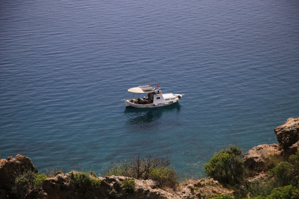 Antalya'da Sahiller Sokağa Çıkma Kısıtlamasından Muaf Tutulan Turistlere Kaldı