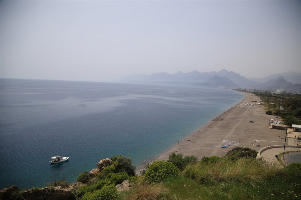Antalya'da Sahiller Sokağa Çıkma Kısıtlamasından Muaf Tutulan Turistlere Kaldı