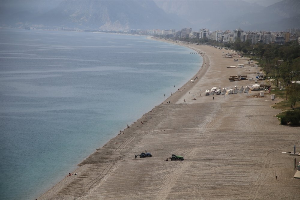 Antalya'da Sahiller Sokağa Çıkma Kısıtlamasından Muaf Tutulan Turistlere Kaldı