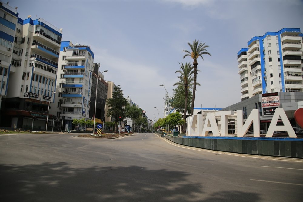 Antalya'da Sahiller Sokağa Çıkma Kısıtlamasından Muaf Tutulan Turistlere Kaldı