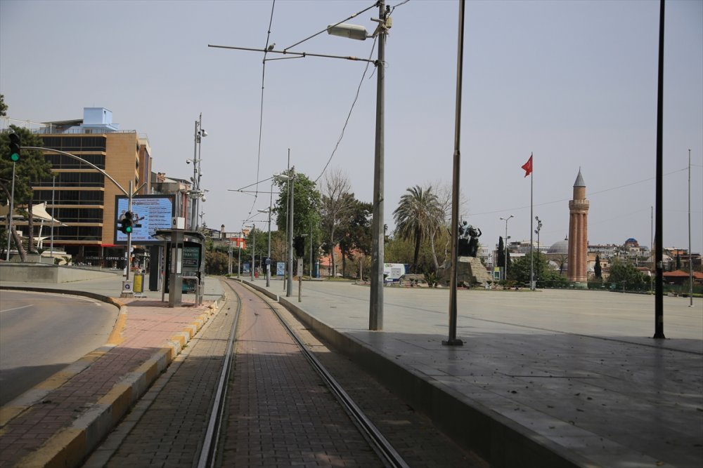 Antalya'da Sahiller Sokağa Çıkma Kısıtlamasından Muaf Tutulan Turistlere Kaldı