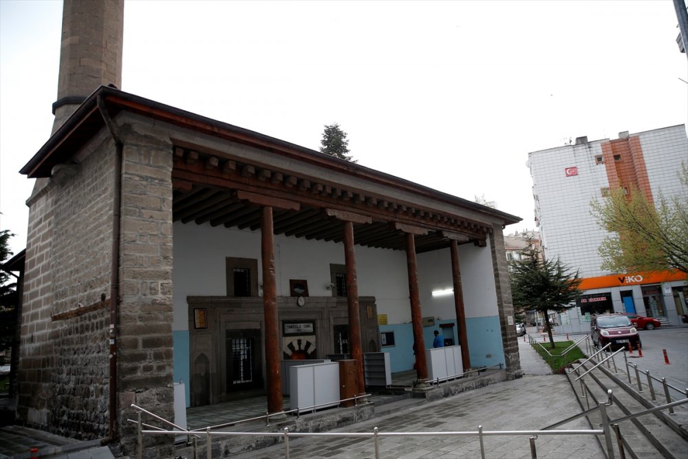 Hırsızlar Kayseri'de Tarihi Camiye Dadandı