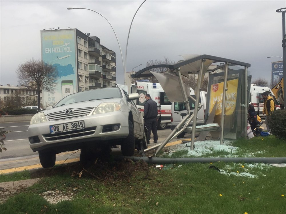 Başkentte Otomobil Otobüs Durağına Çarptı: 1 Yaralı