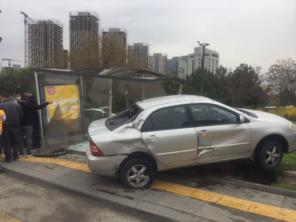 Başkentte Otomobil Otobüs Durağına Çarptı: 1 Yaralı
