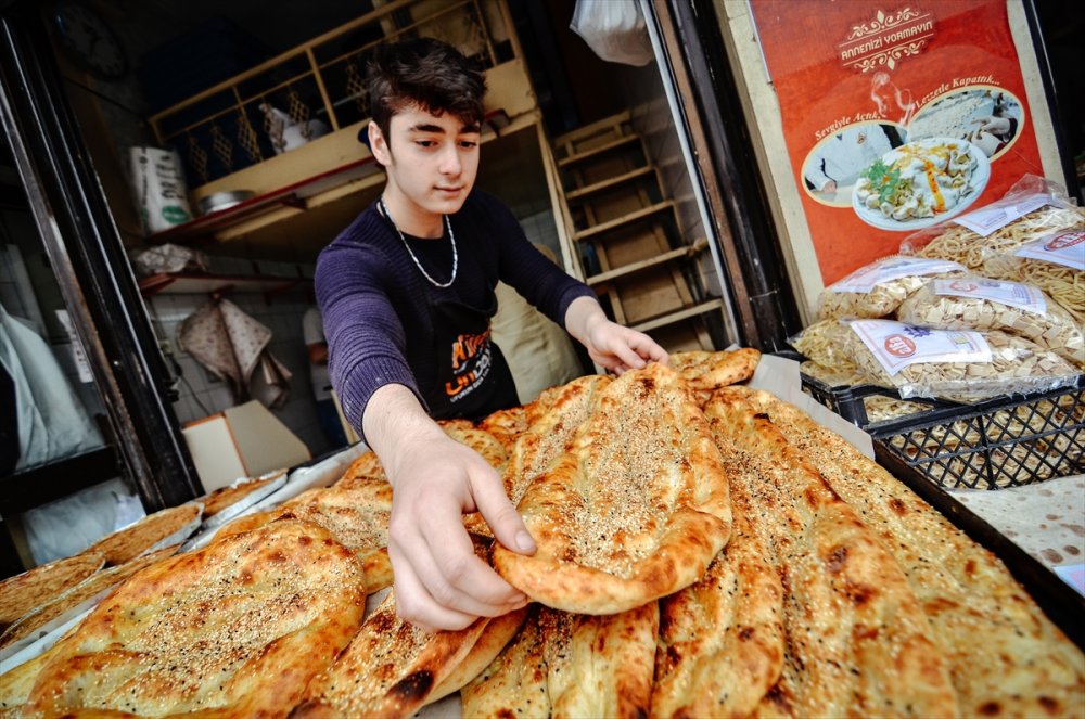 Konyalı  Ustaların Pide Mesaisi