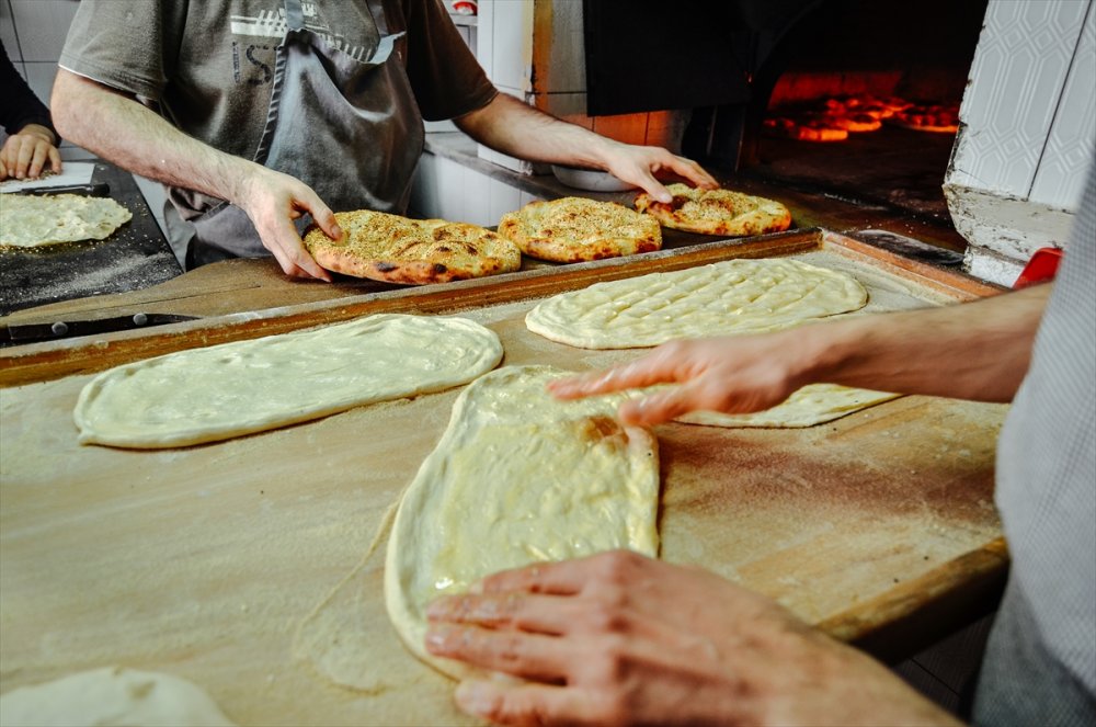 Konyalı  Ustaların Pide Mesaisi