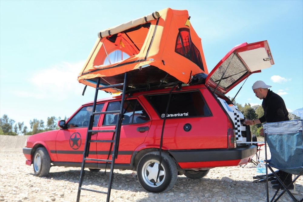 Antalyalı Gezgin Karavana Çevirdiği Eski Model Otomobiliyle Hayallerinin Peşinden Gidiyor