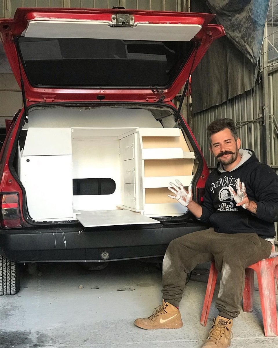 Antalyalı Gezgin Karavana Çevirdiği Eski Model Otomobiliyle Hayallerinin Peşinden Gidiyor