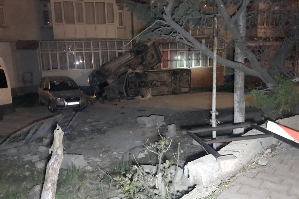 Konya'da Alkollü Sürücünün Kullandığı Pikap Önce 2 Araca, Ardından Apartmana Çarptı