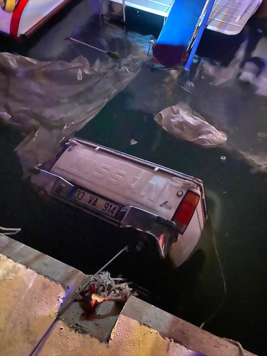 Mersin'de Denize Düşen Kamyonetteki 2 Kişiden Biri Hayatını Kaybetti